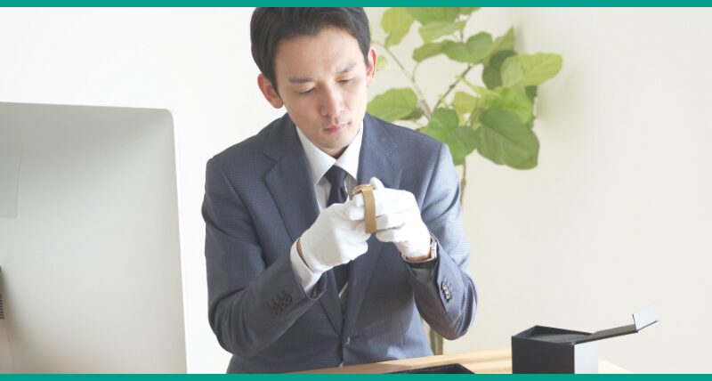 遺品整理を行うスーツの男性